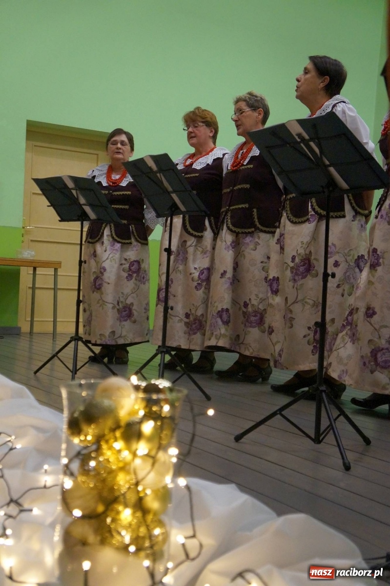 Zdjęcie w galerii na portalu naszraciborz.pl: Radosne pieśni bożonarodzeniowe zabrzmiały w Kobyli wiadomości z regionu
