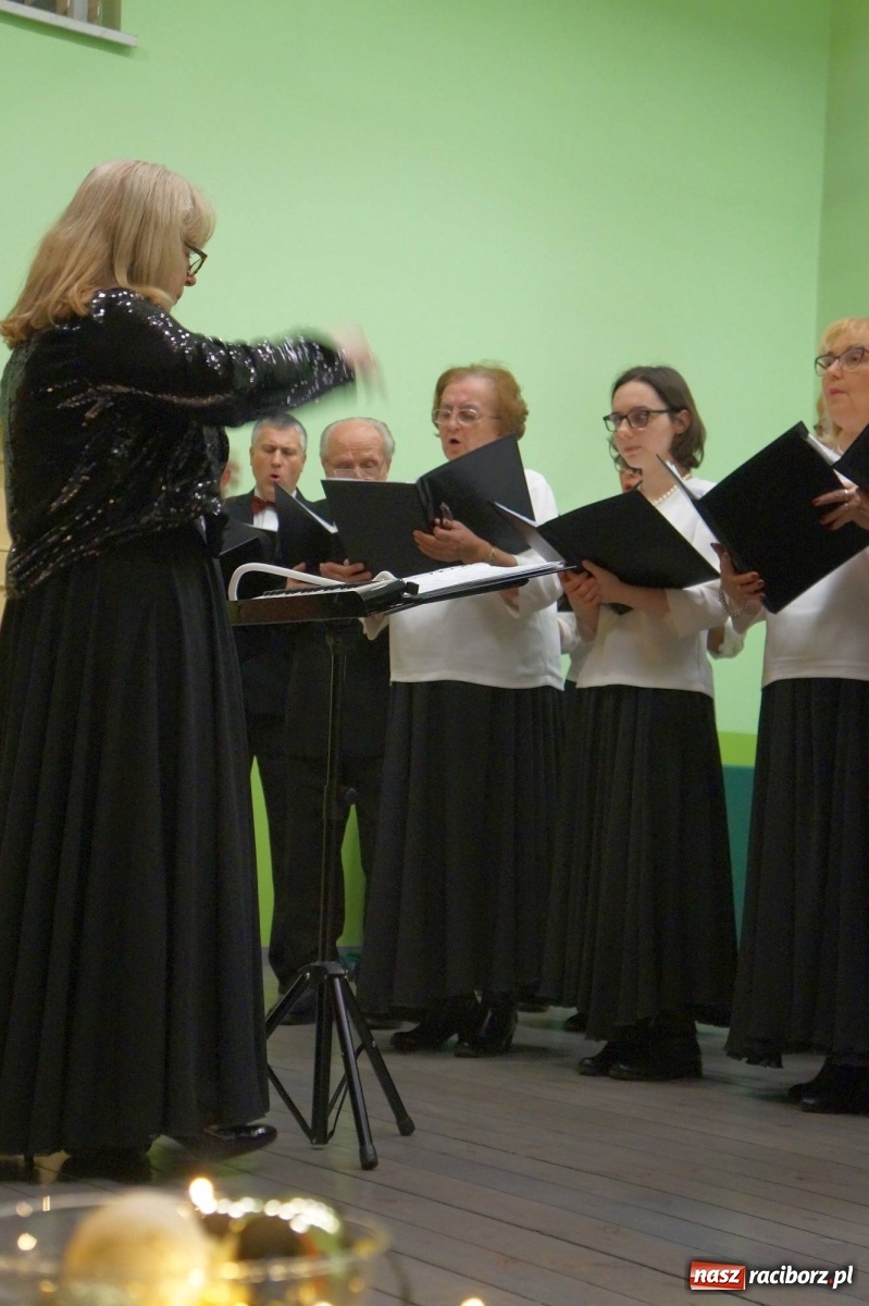 Zdjęcie w galerii na portalu naszraciborz.pl: Radosne pieśni bożonarodzeniowe zabrzmiały w Kobyli wiadomości z regionu