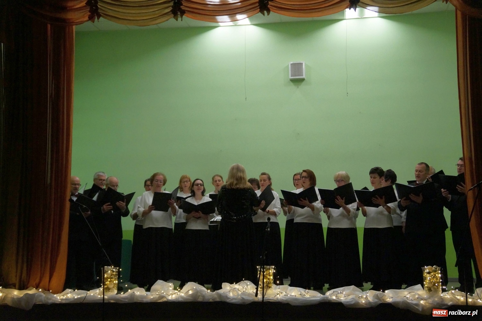 Zdjęcie w galerii na portalu naszraciborz.pl: Radosne pieśni bożonarodzeniowe zabrzmiały w Kobyli wiadomości z regionu