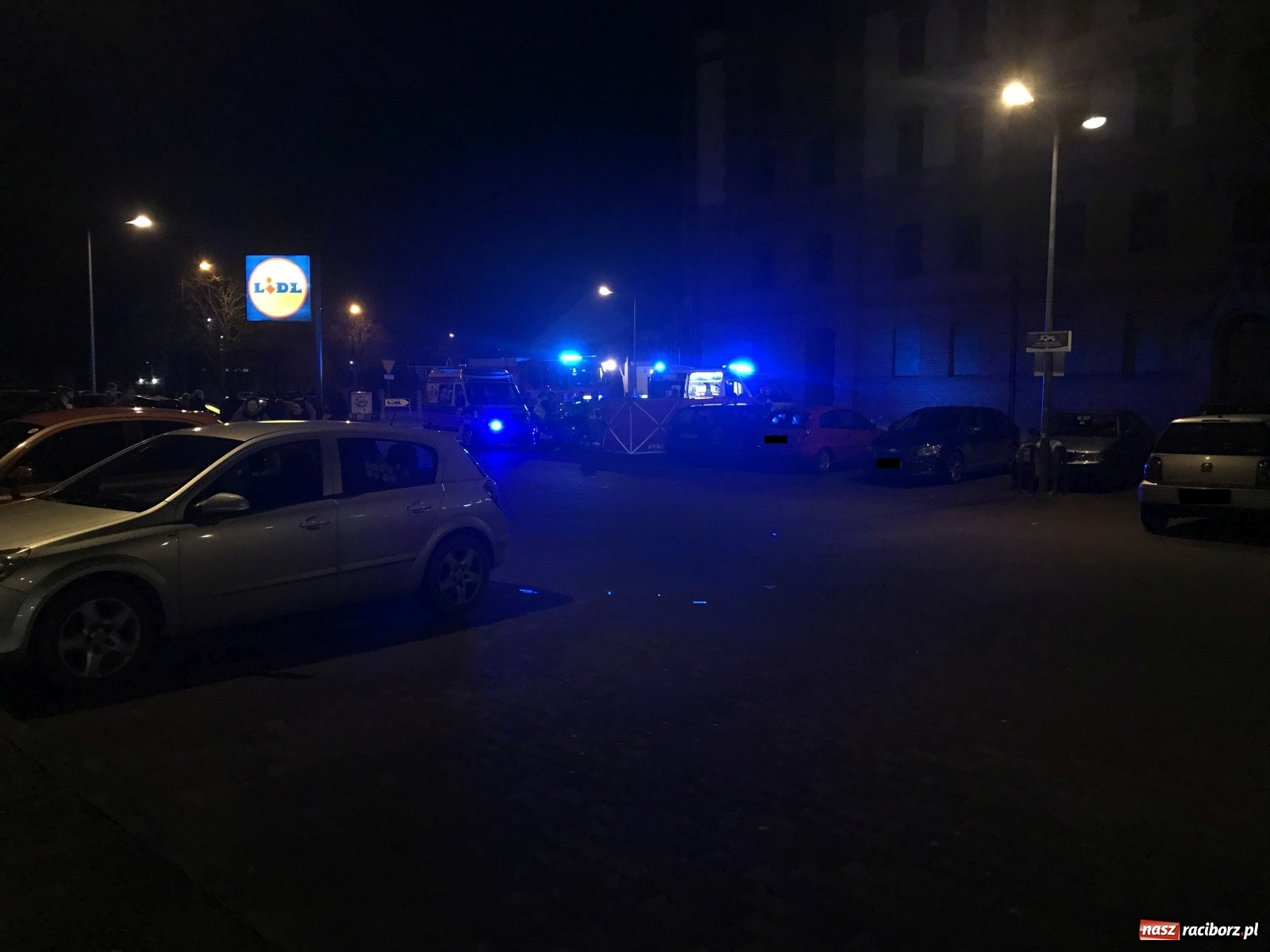 Zdjęcie w galerii na portalu naszraciborz.pl: Reanimacja na parkingu przy ulicy Opawskiej  wiadomości z regionu