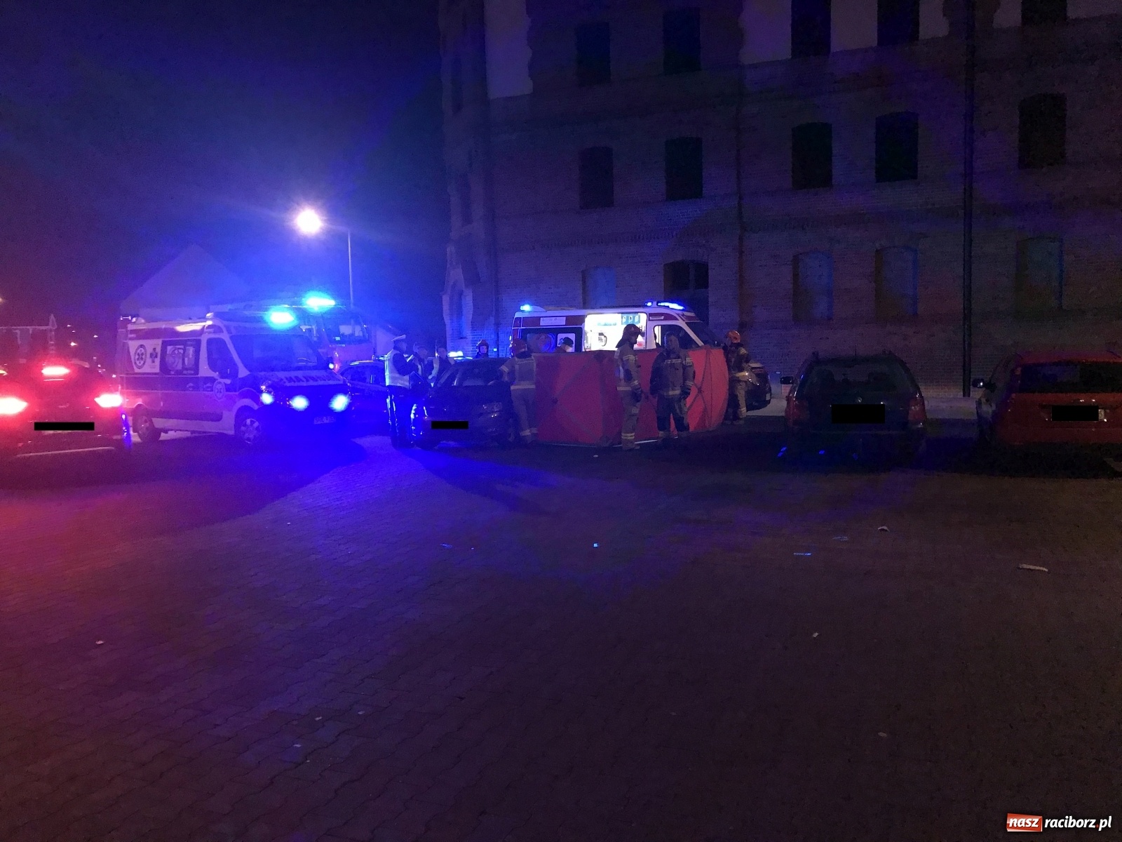 Zdjęcie w galerii na portalu naszraciborz.pl: Reanimacja na parkingu przy ulicy Opawskiej  wiadomości z regionu