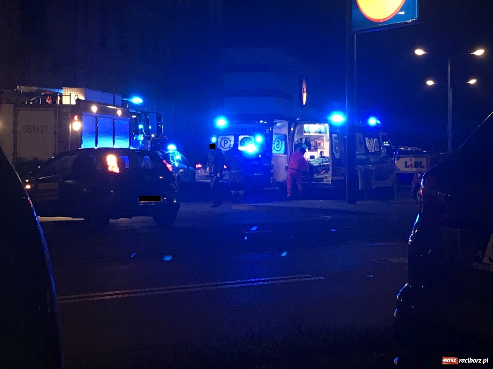 Zdjęcie w galerii na portalu naszraciborz.pl: Reanimacja na parkingu przy ulicy Opawskiej  wiadomości z regionu