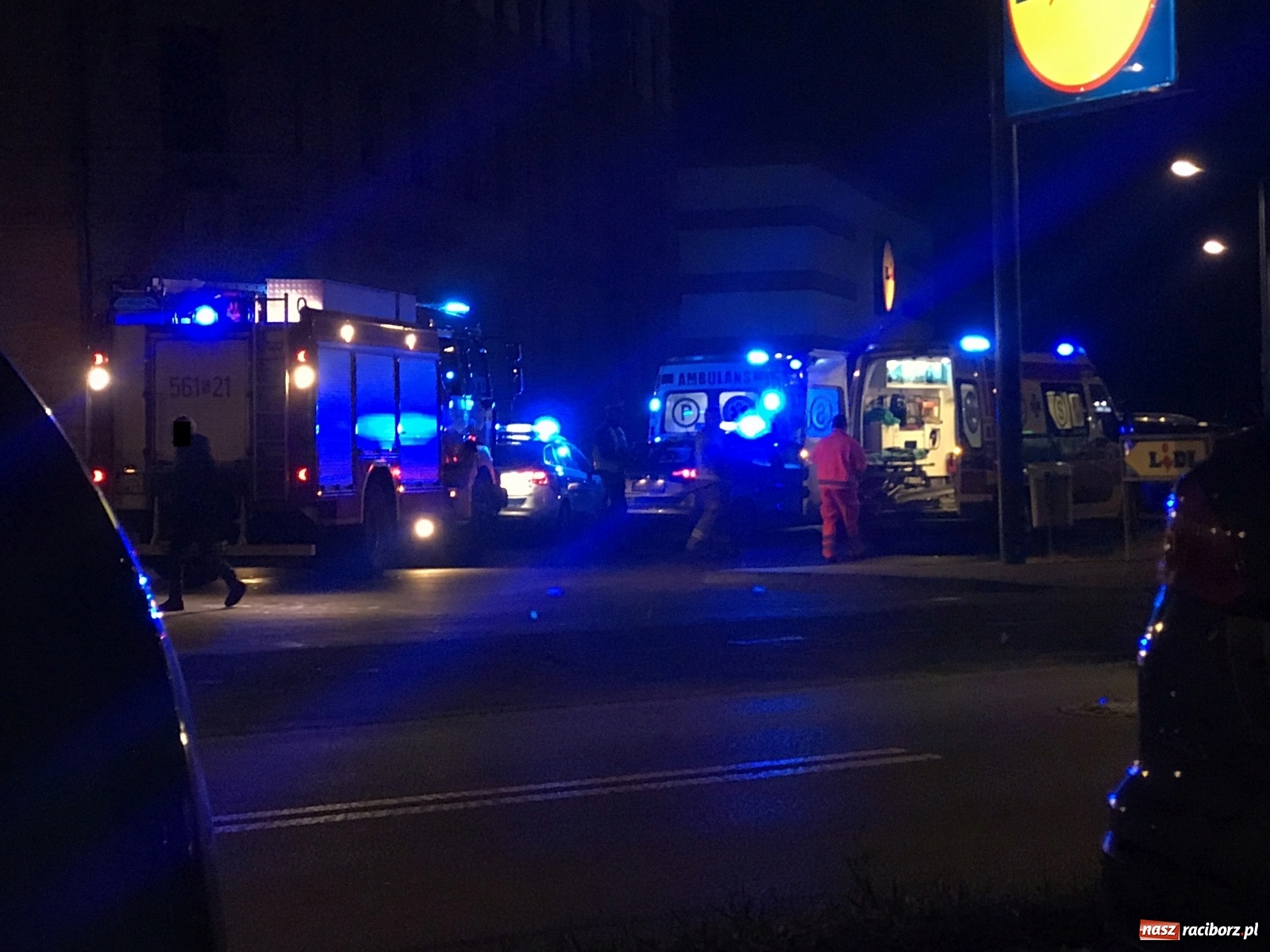 Zdjęcie w galerii na portalu naszraciborz.pl: Reanimacja na parkingu przy ulicy Opawskiej  wiadomości z regionu