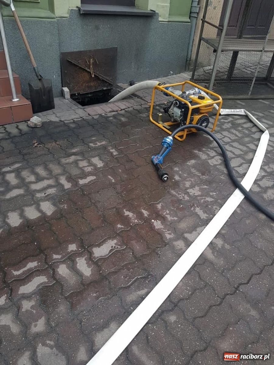 Zdjęcie w galerii na portalu naszraciborz.pl: Raport 998. Zalana piwnica w Krzanowicach. Potrącenie na Kolejowej wiadomości z regionu