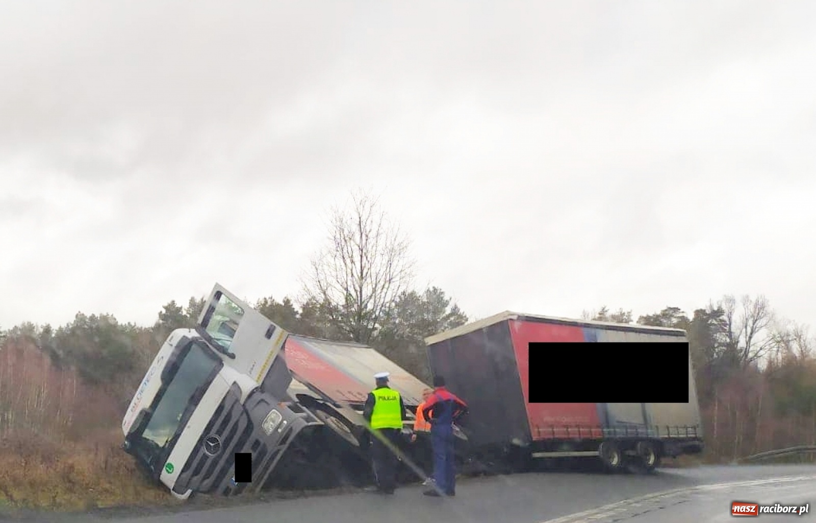 Zdjęcie w galerii na portalu naszraciborz.pl: Ciężarówka wypadła z drogi Racibórz-Rudy  wiadomości z regionu