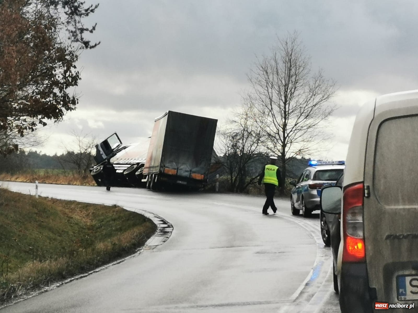 Zdjęcie w galerii na portalu naszraciborz.pl: Ciężarówka wypadła z drogi Racibórz-Rudy  wiadomości z regionu