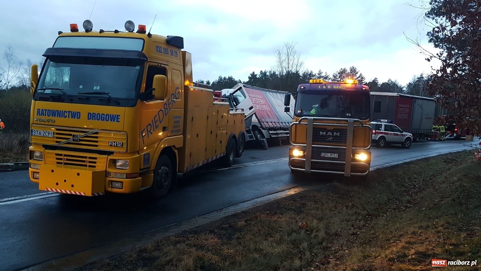 Zdjęcie w galerii na portalu naszraciborz.pl: Ciężarówka wypadła z drogi Racibórz-Rudy  wiadomości z regionu