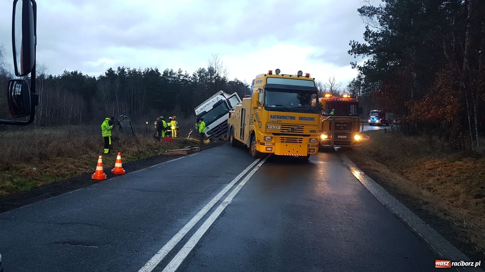 Zdjęcie w galerii na portalu naszraciborz.pl: Ciężarówka wypadła z drogi Racibórz-Rudy  wiadomości z regionu