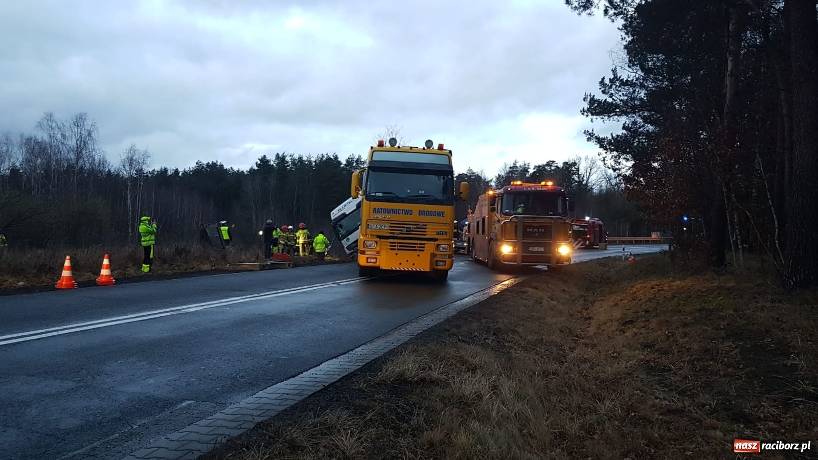 Zdjęcie w galerii na portalu naszraciborz.pl: Ciężarówka wypadła z drogi Racibórz-Rudy  wiadomości z regionu