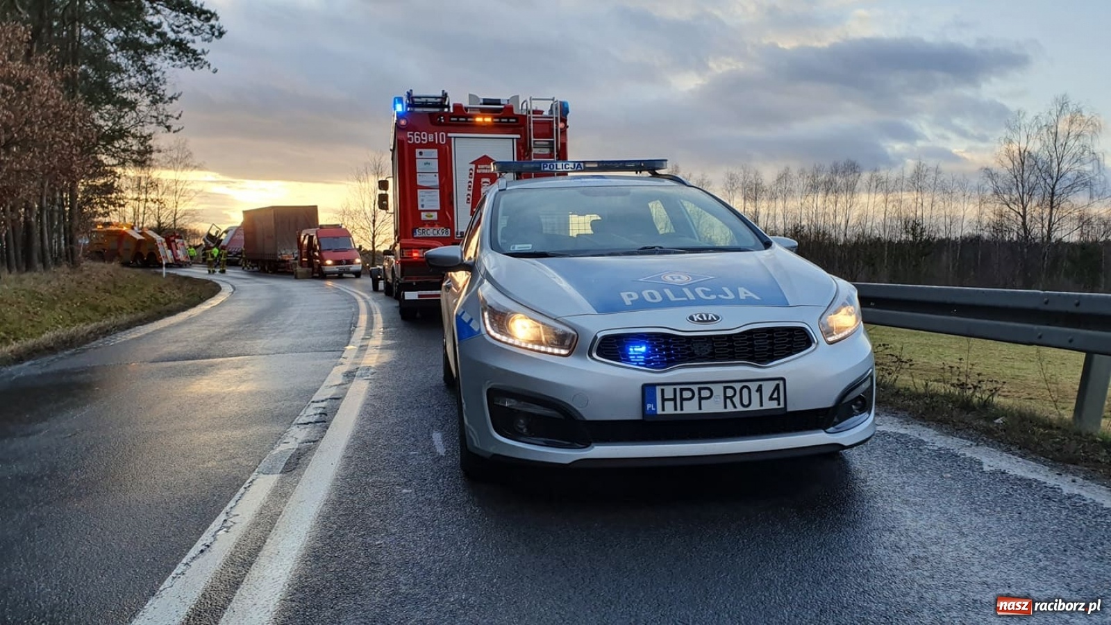 Zdjęcie w galerii na portalu naszraciborz.pl: Ciężarówka wypadła z drogi Racibórz-Rudy  wiadomości z regionu