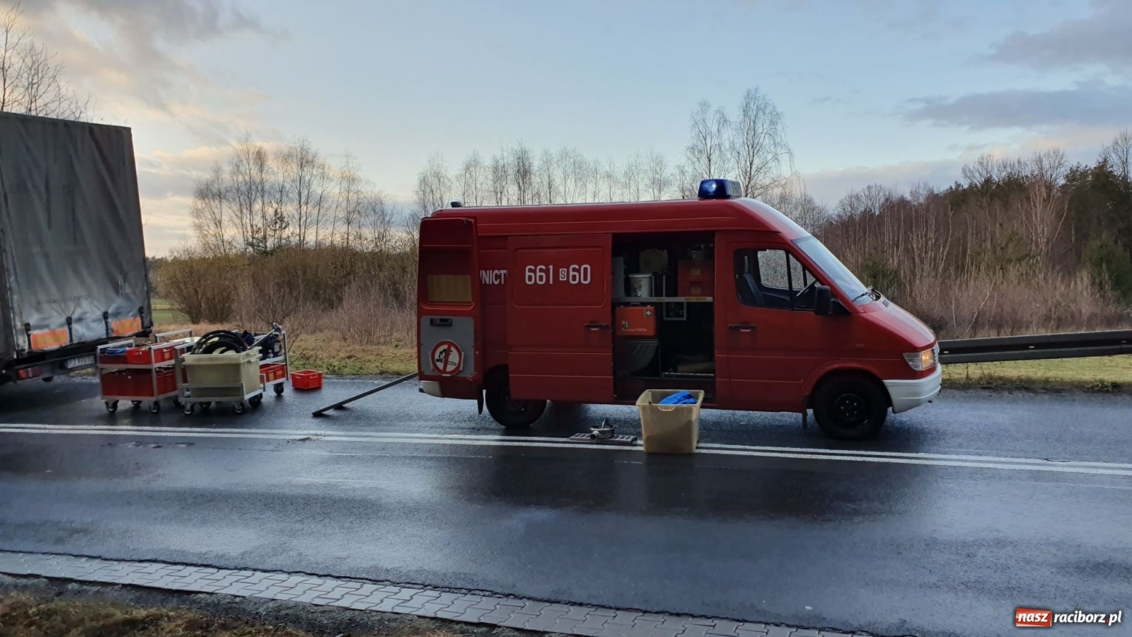 Zdjęcie w galerii na portalu naszraciborz.pl: Ciężarówka wypadła z drogi Racibórz-Rudy  wiadomości z regionu