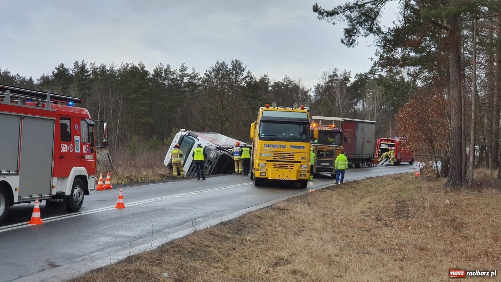 Zdjęcie w galerii na portalu naszraciborz.pl: Ciężarówka wypadła z drogi Racibórz-Rudy  wiadomości z regionu