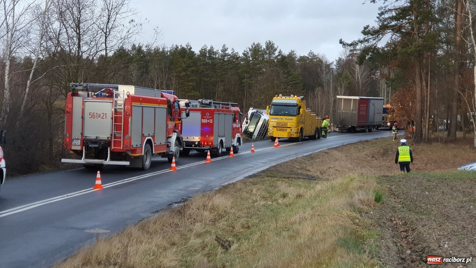 Zdjęcie w galerii na portalu naszraciborz.pl: Ciężarówka wypadła z drogi Racibórz-Rudy  wiadomości z regionu