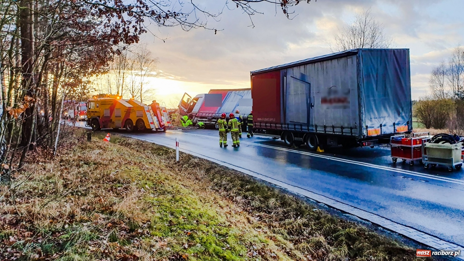 Zdjęcie w galerii na portalu naszraciborz.pl: Ciężarówka wypadła z drogi Racibórz-Rudy  wiadomości z regionu