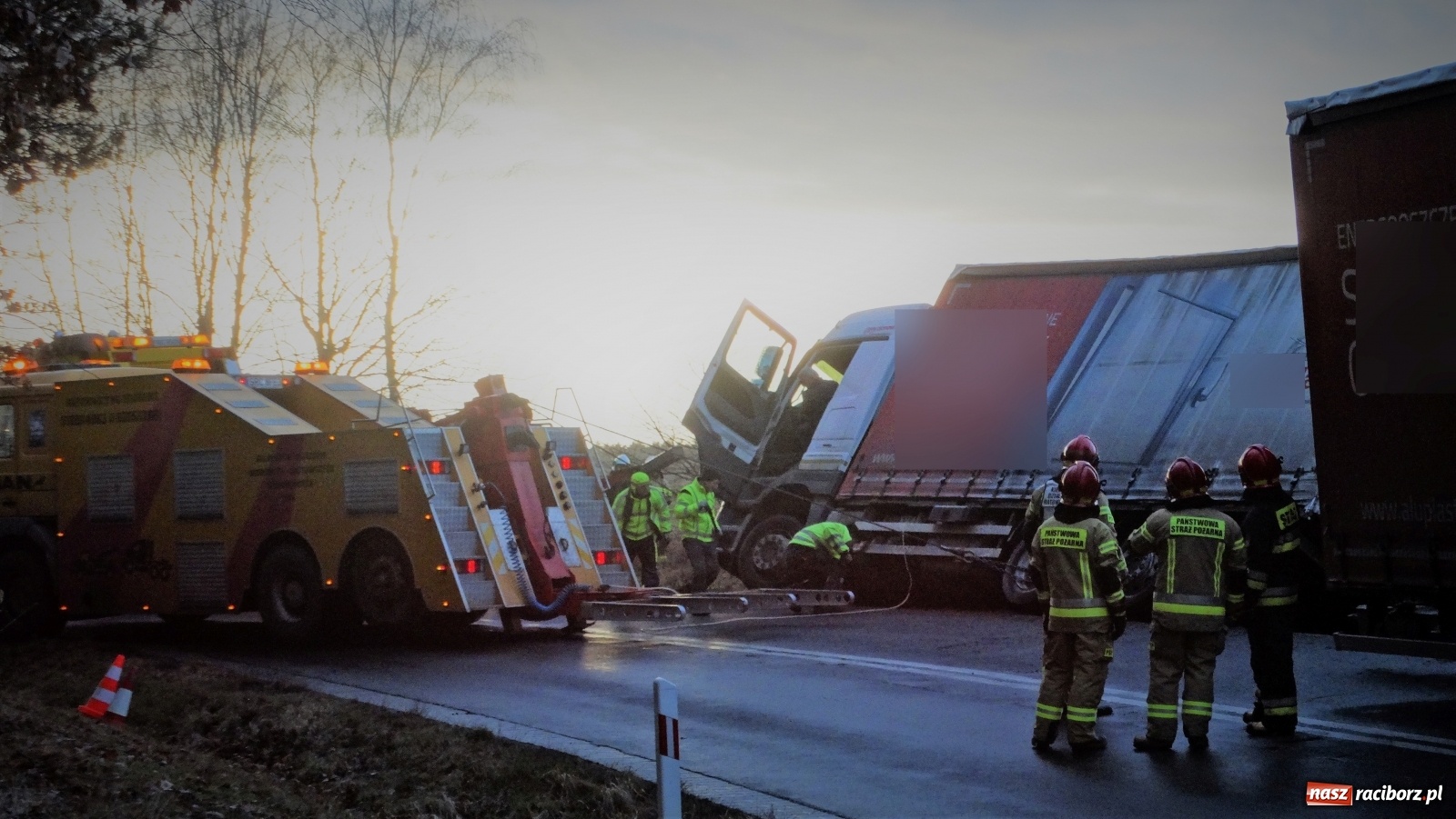 Zdjęcie w galerii na portalu naszraciborz.pl: Ciężarówka wypadła z drogi Racibórz-Rudy  wiadomości z regionu
