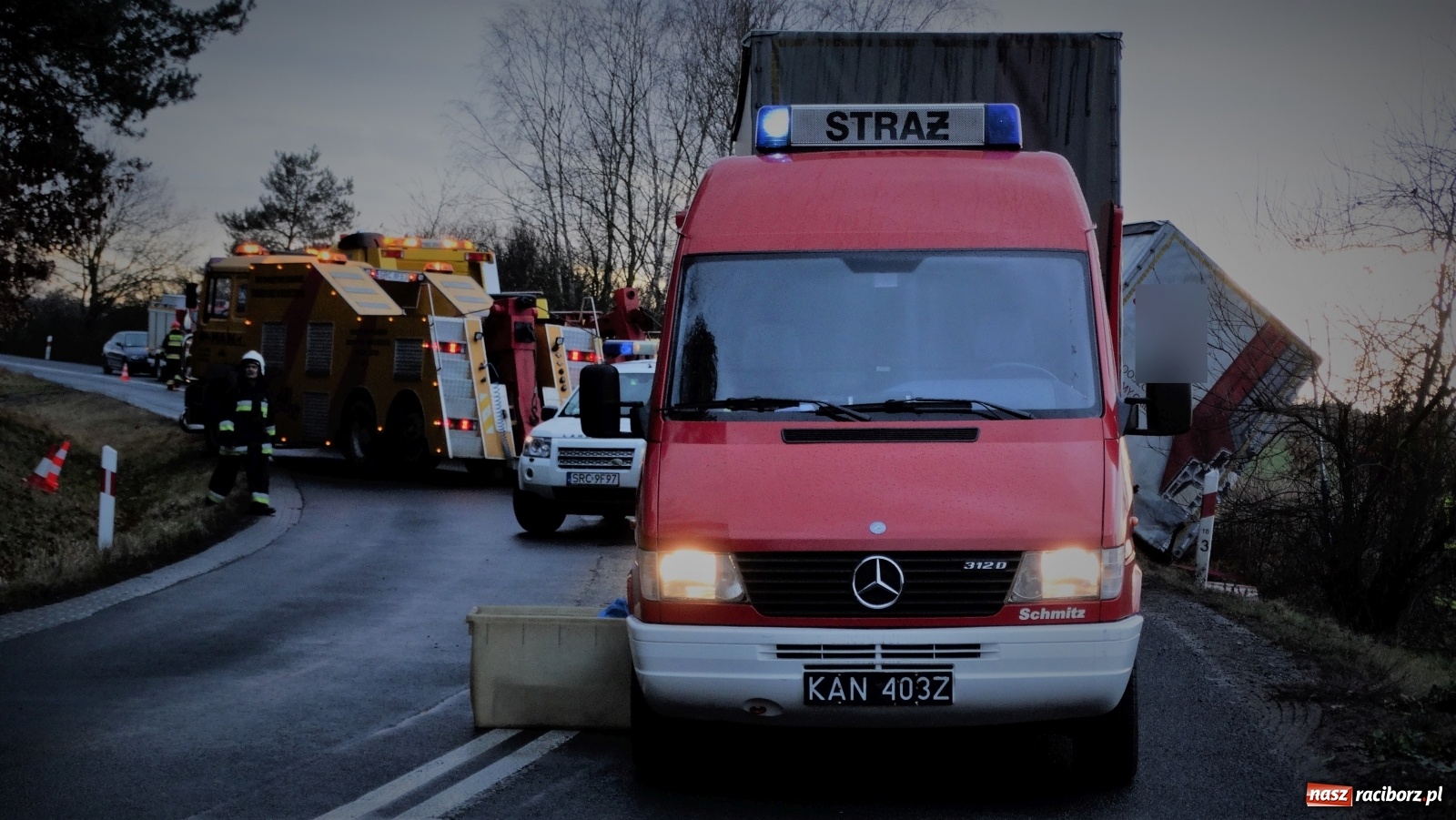 Zdjęcie w galerii na portalu naszraciborz.pl: Ciężarówka wypadła z drogi Racibórz-Rudy  wiadomości z regionu