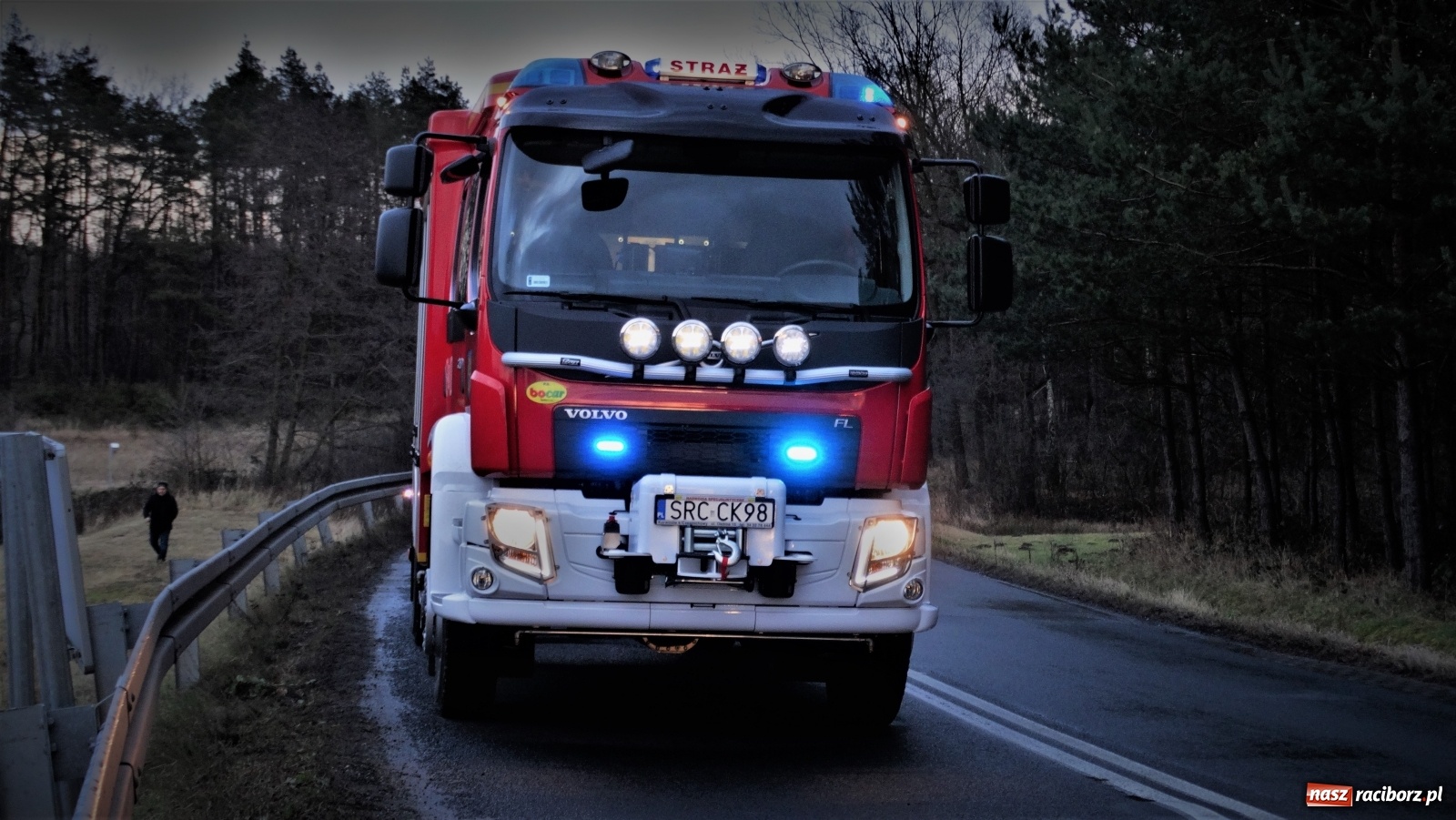 Zdjęcie w galerii na portalu naszraciborz.pl: Ciężarówka wypadła z drogi Racibórz-Rudy  wiadomości z regionu