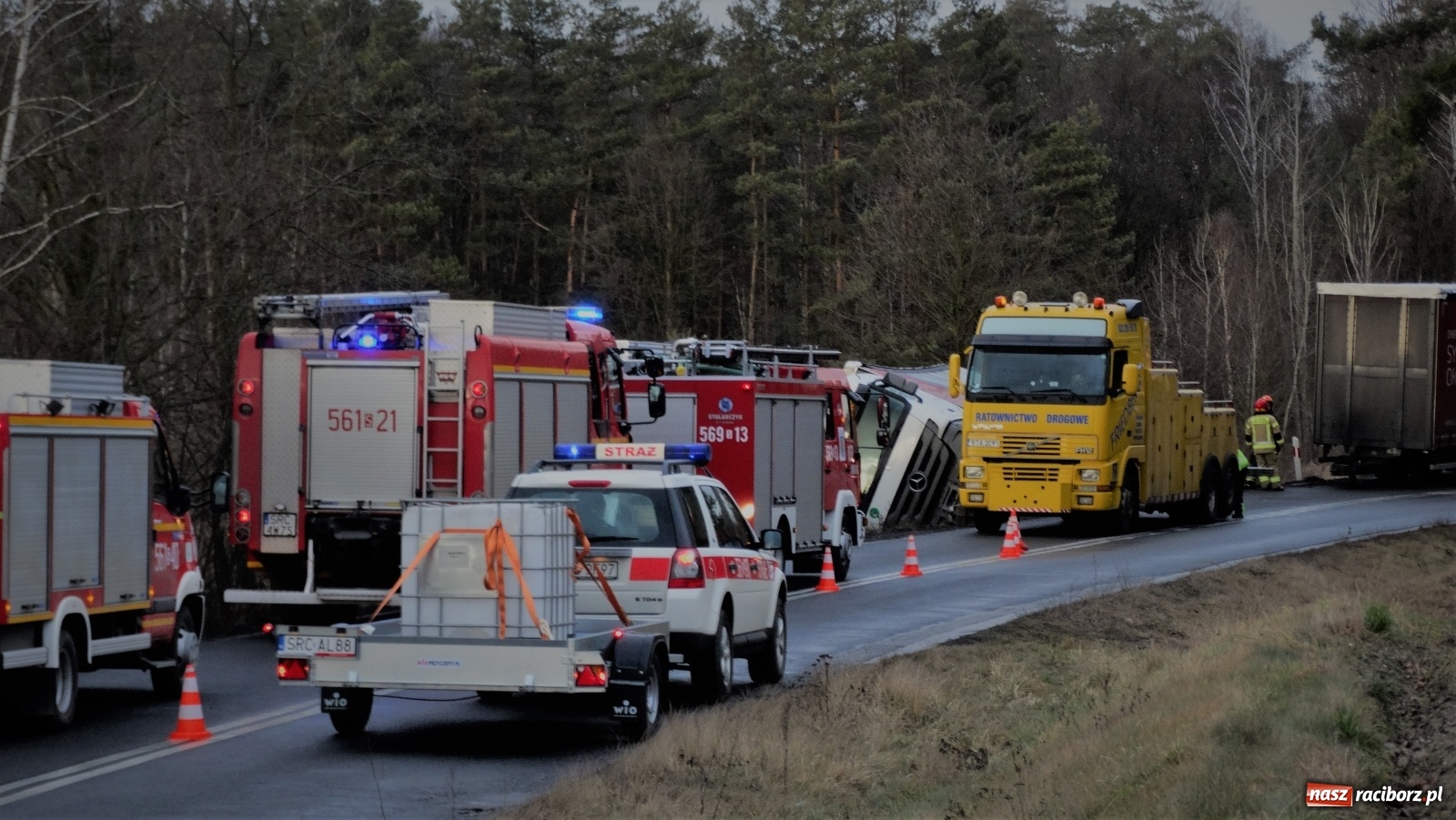 Zdjęcie w galerii na portalu naszraciborz.pl: Sześć godzin strażackiej akcji i mandat za nadmierną prędkość [FOTO] wiadomości z regionu