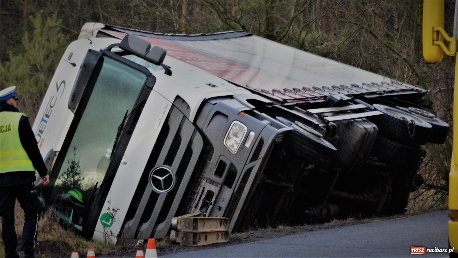 Zdjęcie w galerii na portalu naszraciborz.pl: Sześć godzin strażackiej akcji i mandat za nadmierną prędkość [FOTO] wiadomości z regionu