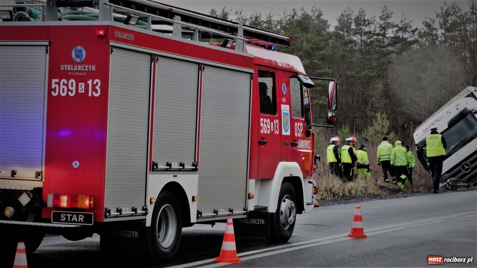 Zdjęcie w galerii na portalu naszraciborz.pl: Sześć godzin strażackiej akcji i mandat za nadmierną prędkość [FOTO] wiadomości z regionu