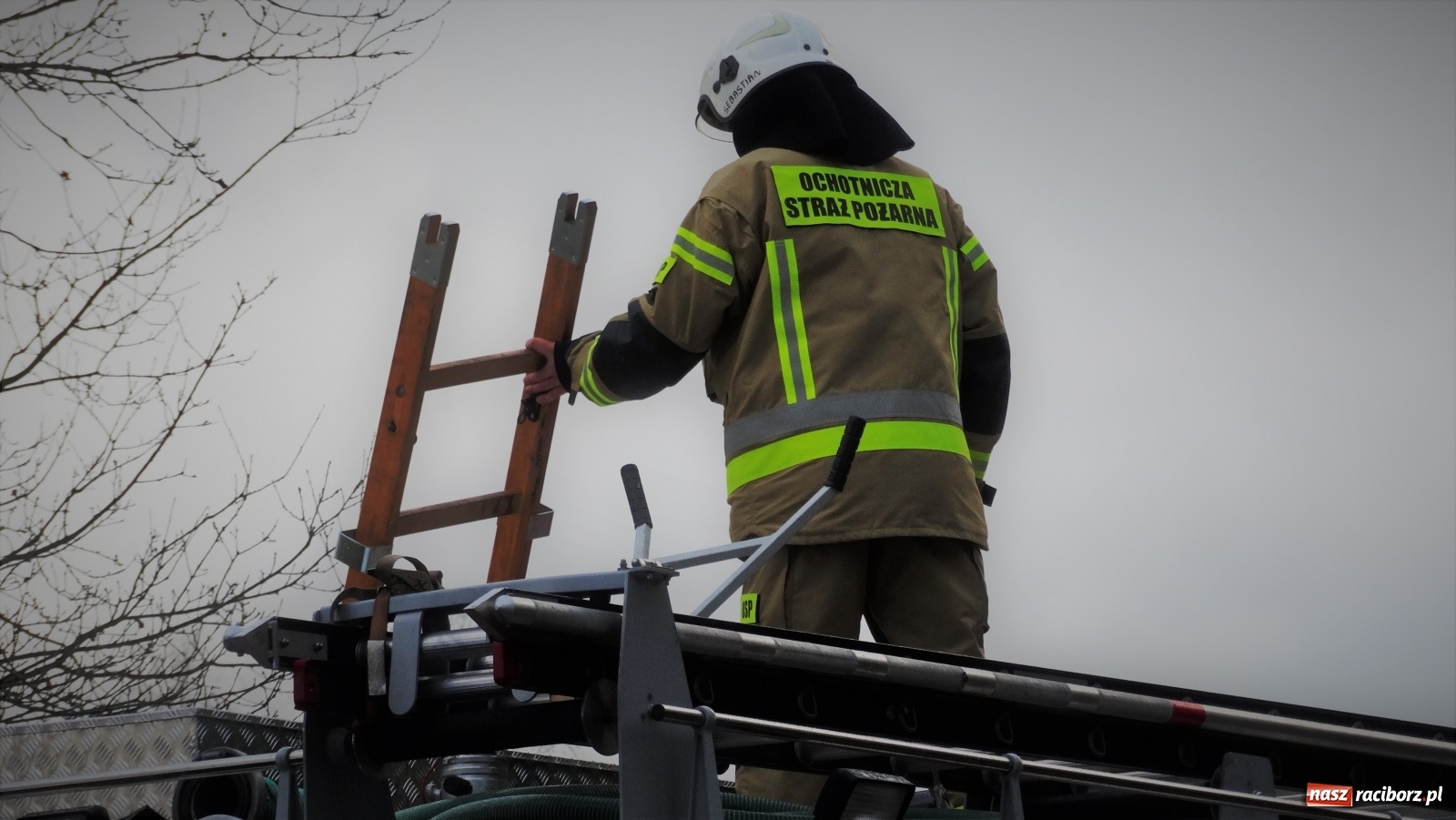 Zdjęcie w galerii na portalu naszraciborz.pl: Sześć godzin strażackiej akcji i mandat za nadmierną prędkość [FOTO] wiadomości z regionu