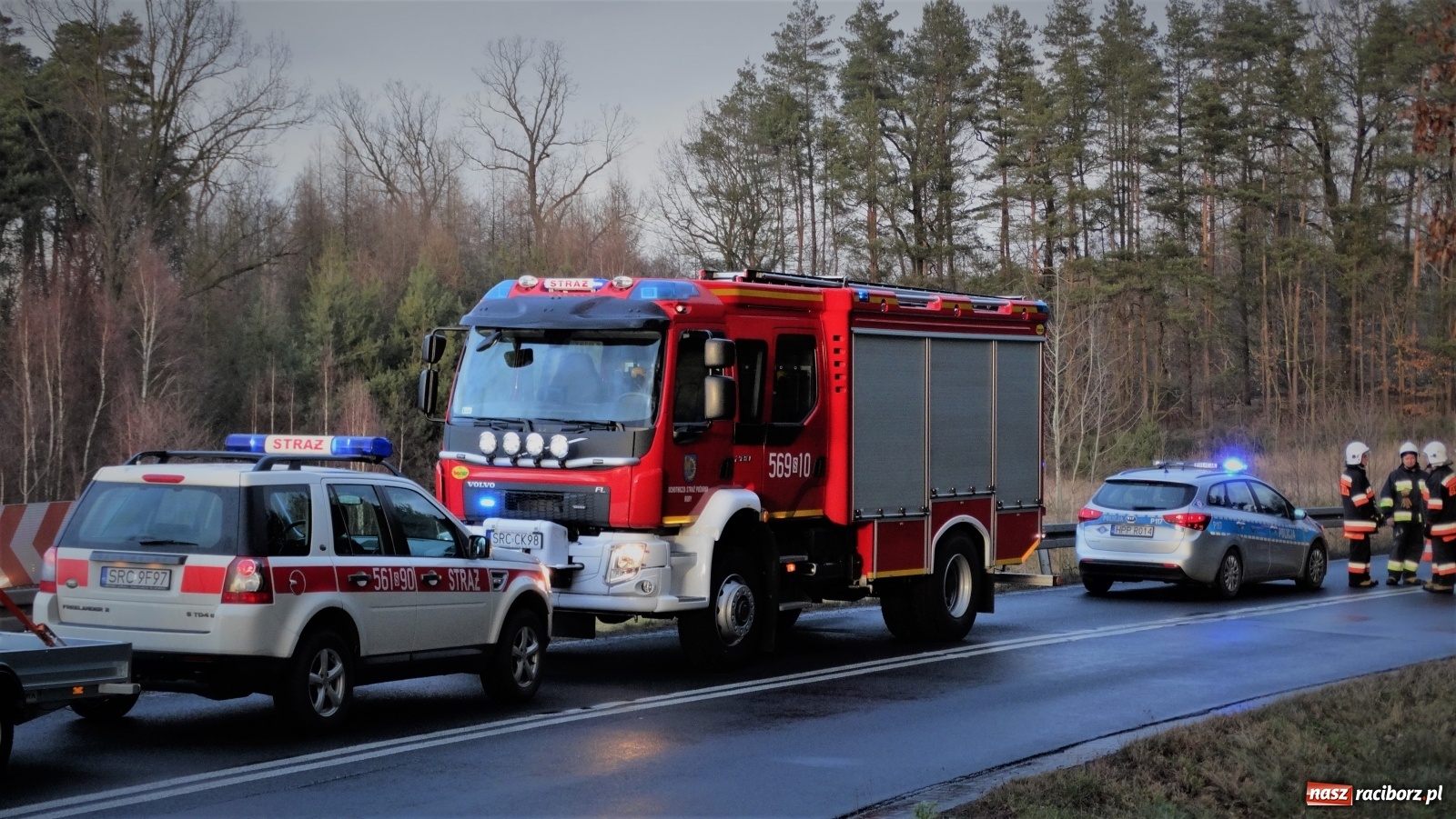 Zdjęcie w galerii na portalu naszraciborz.pl: Sześć godzin strażackiej akcji i mandat za nadmierną prędkość [FOTO] wiadomości z regionu