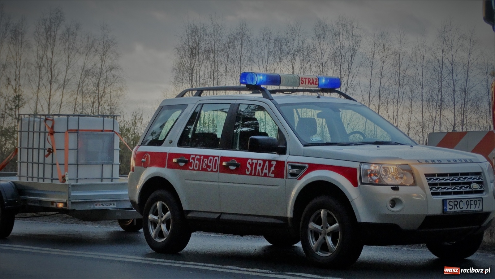 Zdjęcie w galerii na portalu naszraciborz.pl: Sześć godzin strażackiej akcji i mandat za nadmierną prędkość [FOTO] wiadomości z regionu