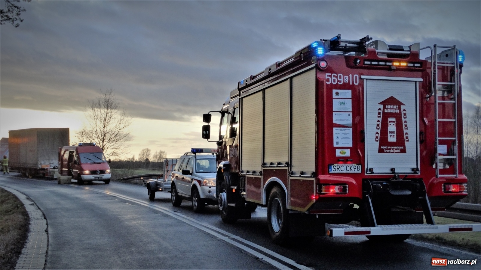 Zdjęcie w galerii na portalu naszraciborz.pl: Sześć godzin strażackiej akcji i mandat za nadmierną prędkość [FOTO] wiadomości z regionu