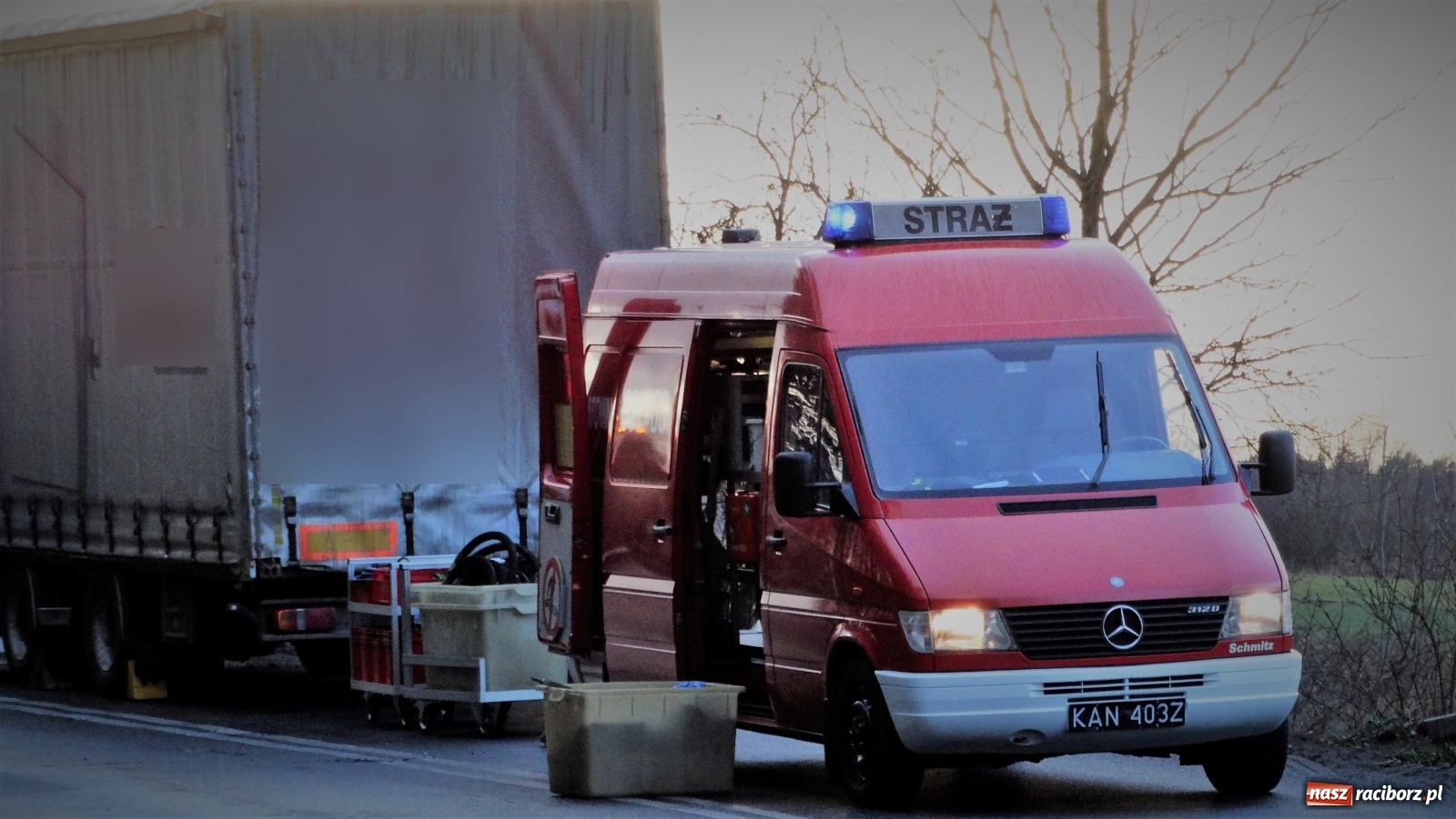 Zdjęcie w galerii na portalu naszraciborz.pl: Sześć godzin strażackiej akcji i mandat za nadmierną prędkość [FOTO] wiadomości z regionu