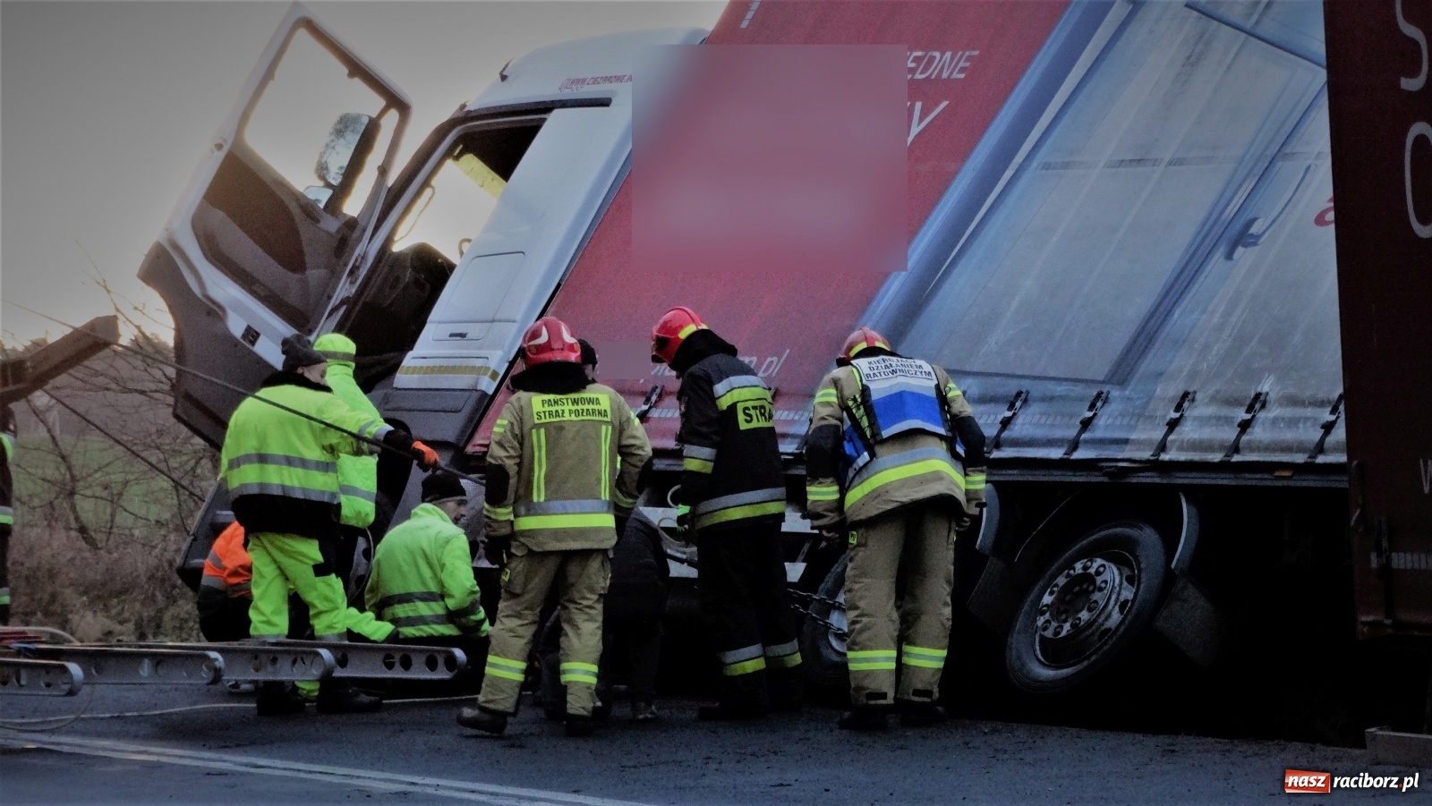 Zdjęcie w galerii na portalu naszraciborz.pl: Sześć godzin strażackiej akcji i mandat za nadmierną prędkość [FOTO] wiadomości z regionu