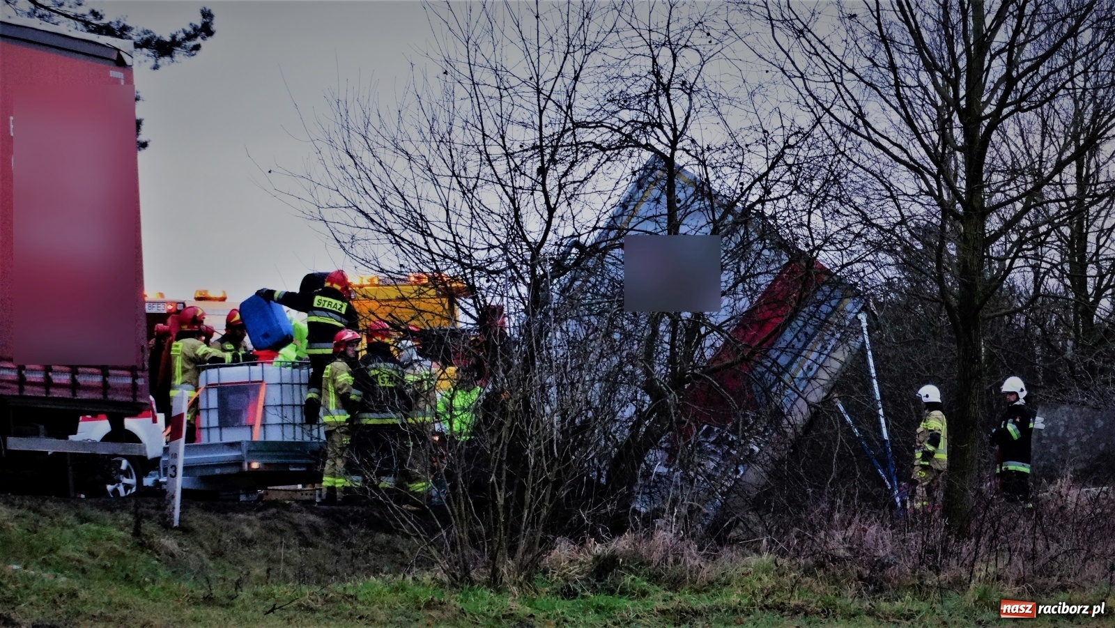 Zdjęcie w galerii na portalu naszraciborz.pl: Sześć godzin strażackiej akcji i mandat za nadmierną prędkość [FOTO] wiadomości z regionu