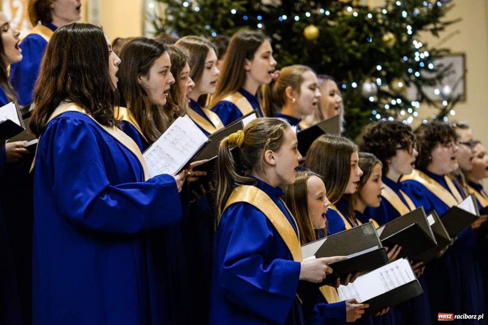 Zdjęcie w galerii na portalu naszraciborz.pl: Młodzieżowy chór Bel Canto z Grand Prix XXVI Międzynarodowych Przesłuchań Kolędowych wiadomości z regionu