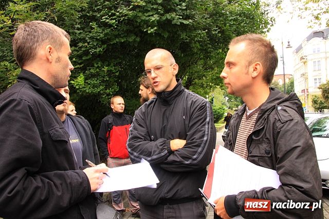 Zdjęcie w galerii na portalu naszraciborz.pl: Pikietowali przed magistratem wiadomości z regionu