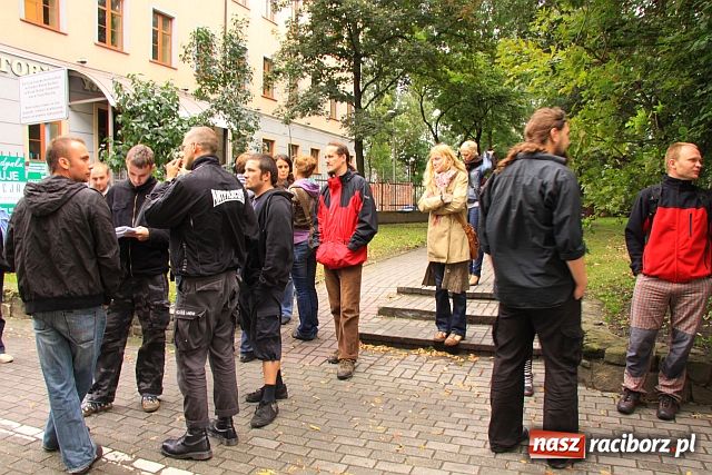 Zdjęcie w galerii na portalu naszraciborz.pl: Pikietowali przed magistratem wiadomości z regionu