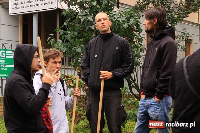 Zdjęcie w galerii na portalu naszraciborz.pl: Pikietowali przed magistratem wiadomości z regionu