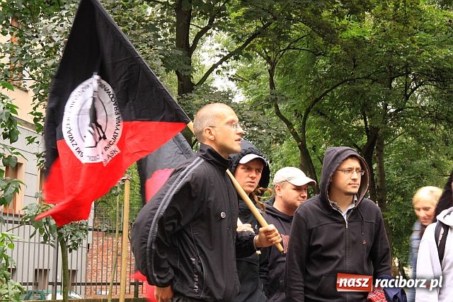 Zdjęcie w galerii na portalu naszraciborz.pl: Pikietowali przed magistratem wiadomości z regionu