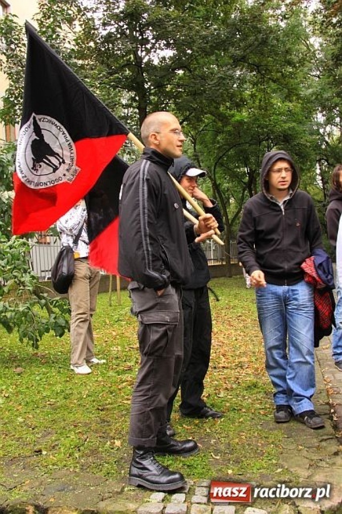 Zdjęcie w galerii na portalu naszraciborz.pl: Pikietowali przed magistratem wiadomości z regionu