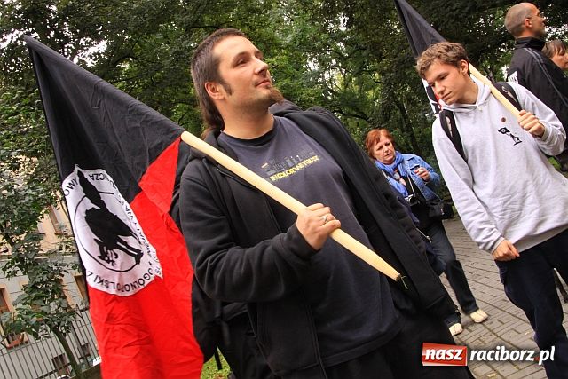 Zdjęcie w galerii na portalu naszraciborz.pl: Pikietowali przed magistratem wiadomości z regionu