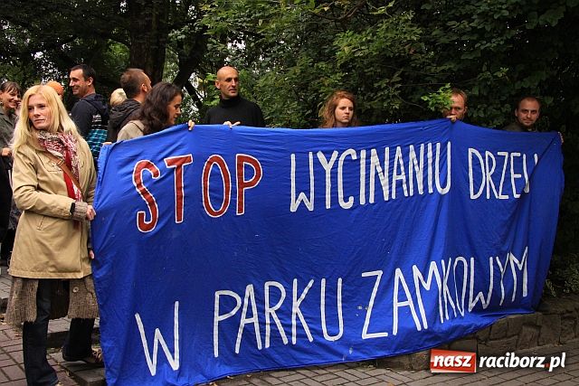 Zdjęcie w galerii na portalu naszraciborz.pl: Pikietowali przed magistratem wiadomości z regionu