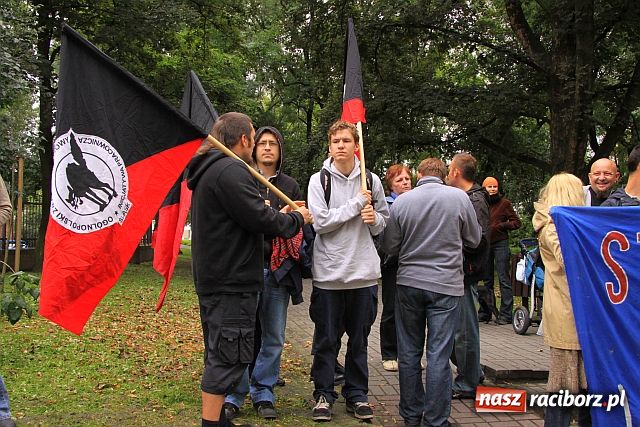 Zdjęcie w galerii na portalu naszraciborz.pl: Pikietowali przed magistratem wiadomości z regionu