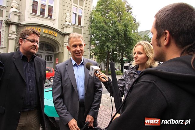Zdjęcie w galerii na portalu naszraciborz.pl: Pikietowali przed magistratem wiadomości z regionu