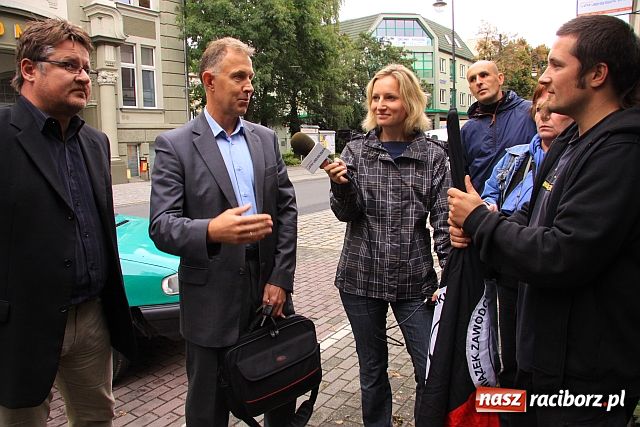 Zdjęcie w galerii na portalu naszraciborz.pl: Pikietowali przed magistratem wiadomości z regionu