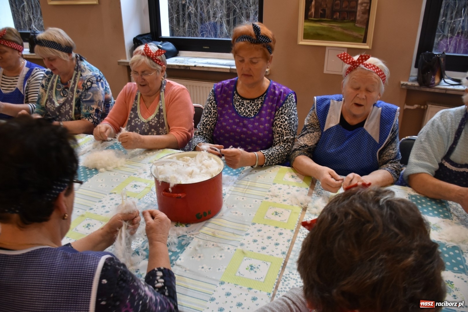Zdjęcie w galerii na portalu naszraciborz.pl: Tworkowskie gospodynie szkubały pierze wiadomości z regionu