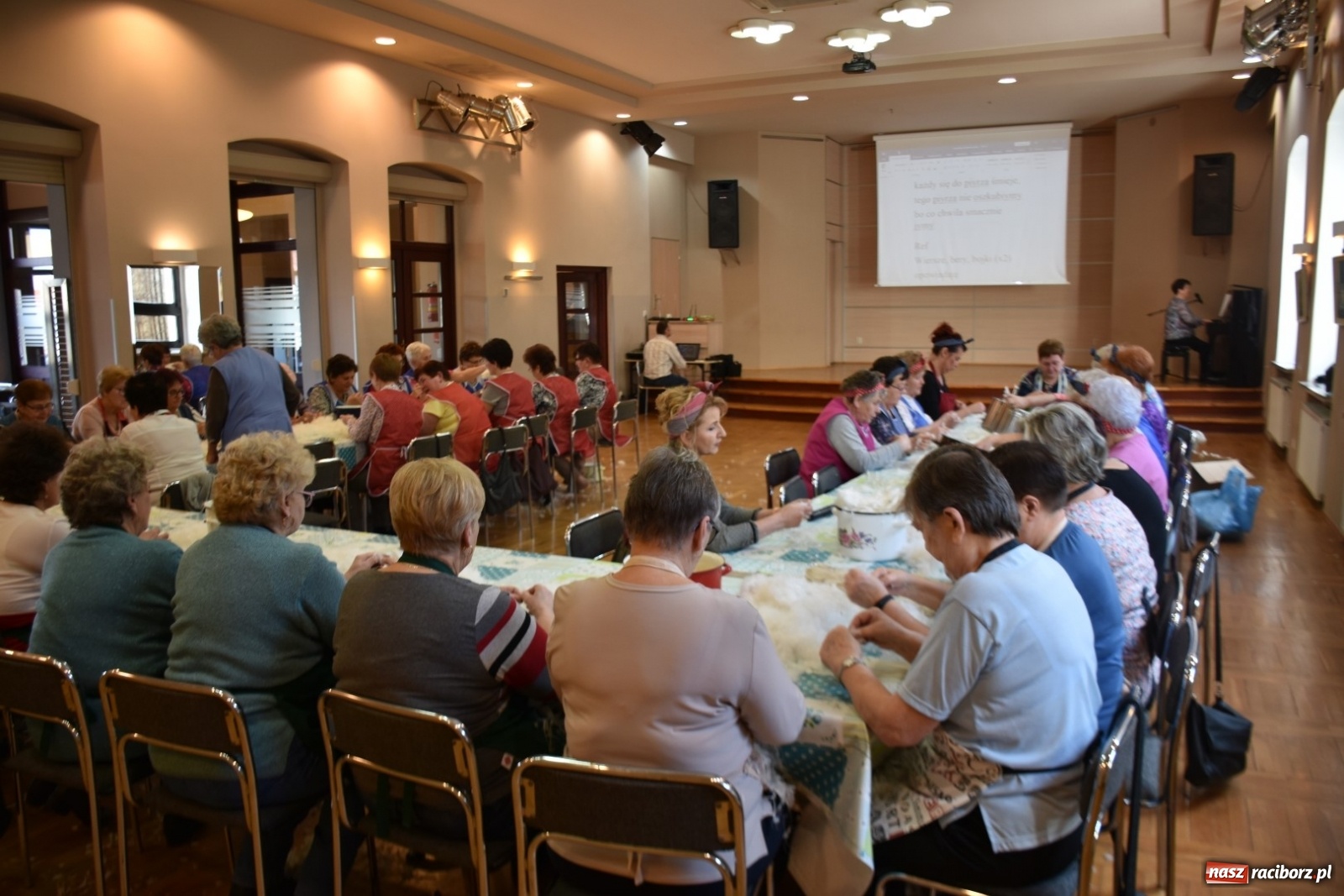 Zdjęcie w galerii na portalu naszraciborz.pl: Tworkowskie gospodynie szkubały pierze wiadomości z regionu