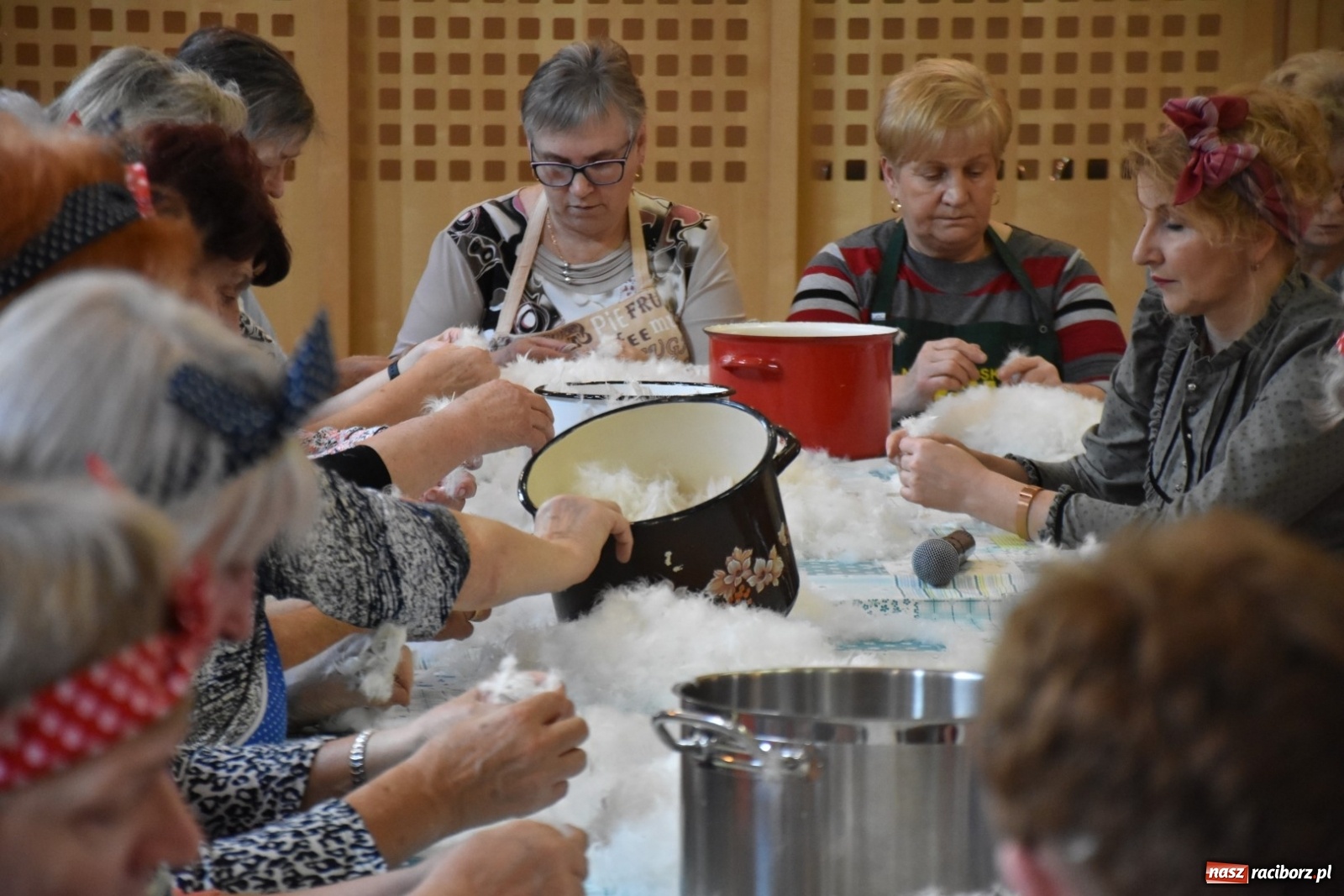 Zdjęcie w galerii na portalu naszraciborz.pl: Tworkowskie gospodynie szkubały pierze wiadomości z regionu