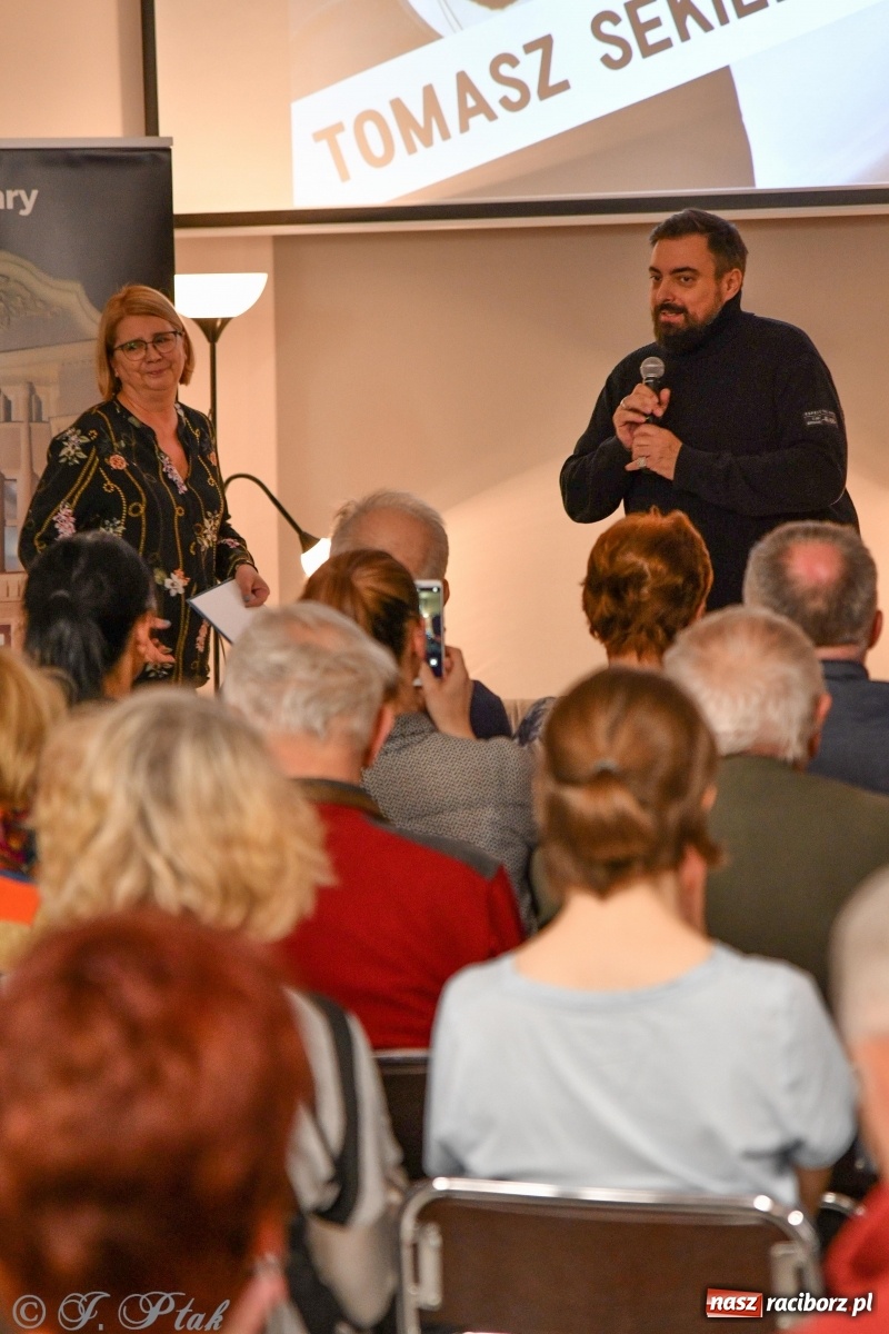 Zdjęcie w galerii na portalu naszraciborz.pl: Zabawy w chowanego. Tomasz Sekielski ściągnął w Raciborzu tłum czytelników i widzów wiadomości z regionu