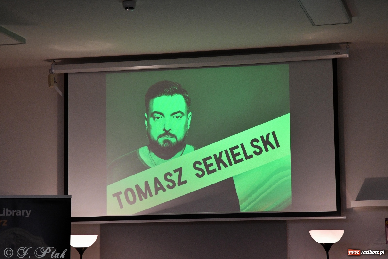 Zdjęcie w galerii na portalu naszraciborz.pl: Zabawy w chowanego. Tomasz Sekielski ściągnął w Raciborzu tłum czytelników i widzów wiadomości z regionu