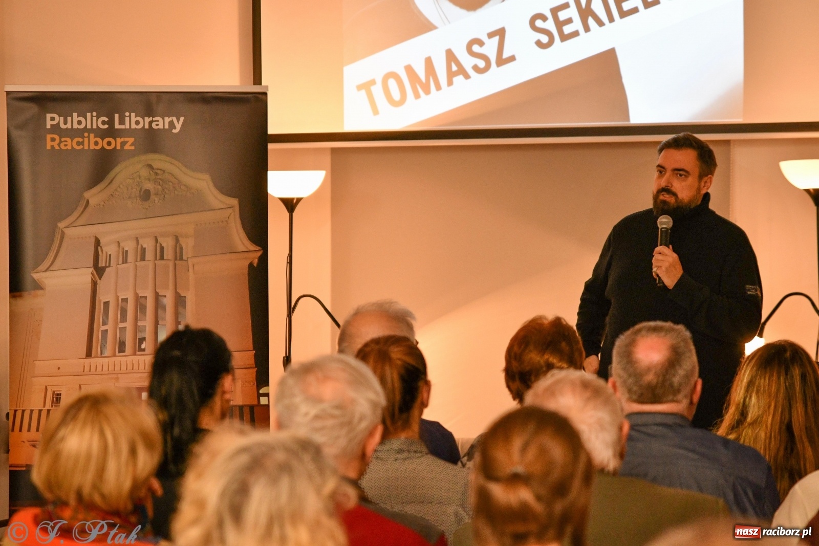 Zdjęcie w galerii na portalu naszraciborz.pl: Zabawy w chowanego. Tomasz Sekielski ściągnął w Raciborzu tłum czytelników i widzów wiadomości z regionu