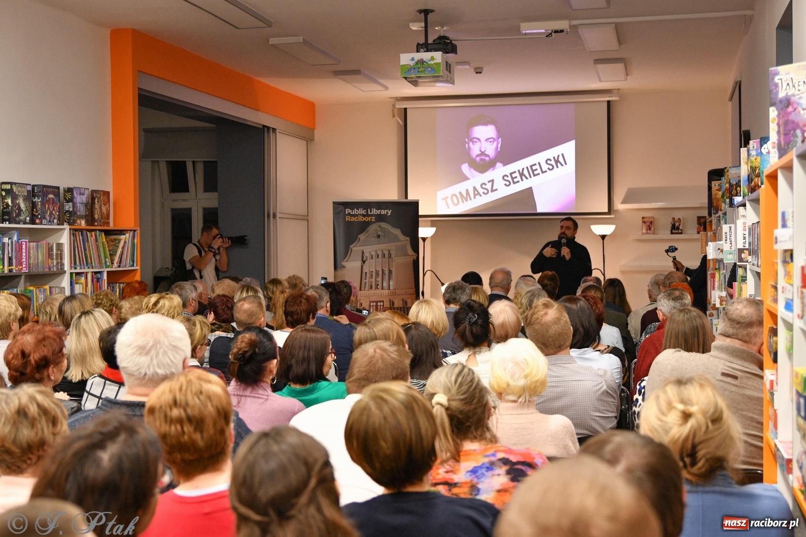 Zdjęcie w galerii na portalu naszraciborz.pl: Zabawy w chowanego. Tomasz Sekielski ściągnął w Raciborzu tłum czytelników i widzów wiadomości z regionu