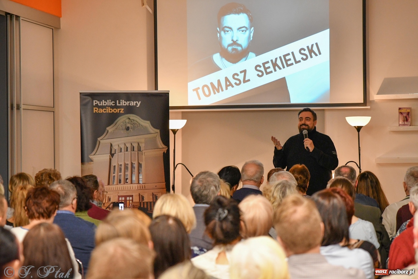 Zdjęcie w galerii na portalu naszraciborz.pl: Zabawy w chowanego. Tomasz Sekielski ściągnął w Raciborzu tłum czytelników i widzów wiadomości z regionu